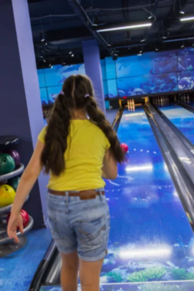 Activité déconcentrée bowling fille fond . — Photo