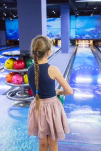 Activité déconcentrée bowling fille fond . — Photo