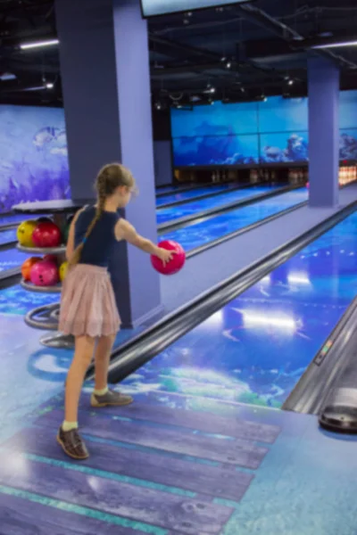 Activité déconcentrée bowling fille fond . — Photo