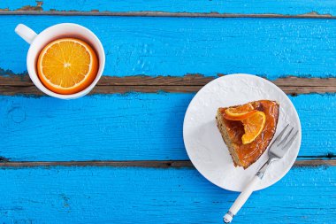 Badem fındık kek turuncu tatlı sır.