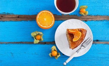 Badem fındık kek turuncu tatlı sır.