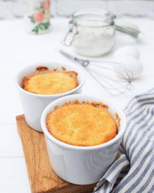 Bademli kek iki ramekins.