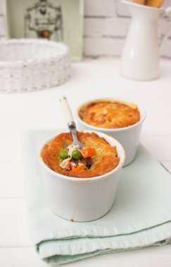 Tavuk geleneksel pot payları.