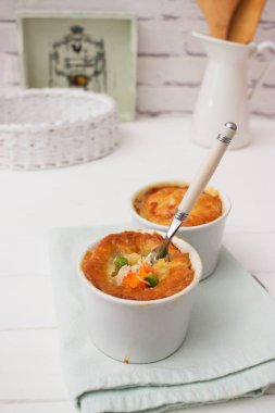 Tavuk geleneksel pot payları.