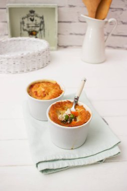 Tavuk geleneksel pot payları.