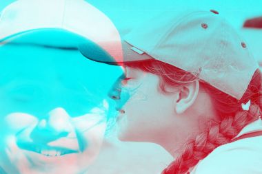 Bicolor çift pozlama deniz sahil şeridi üzerinde küçük kız.