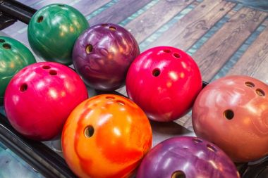 Çeşitli coloful bowling topları.