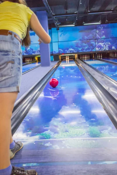 Activité déconcentrée bowling fille fond . — Photo