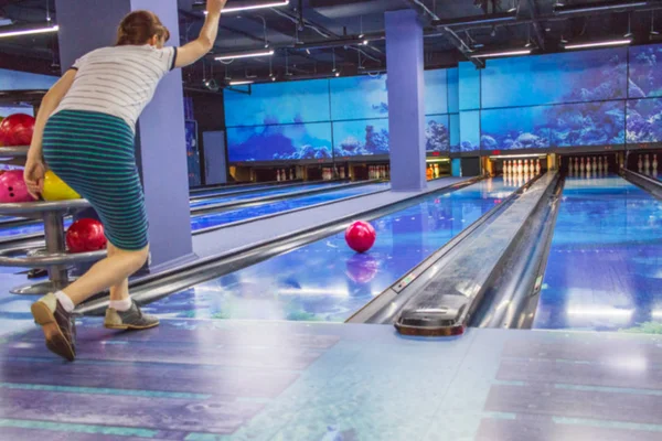 Activité déconcentrée bowling fille fond . — Photo
