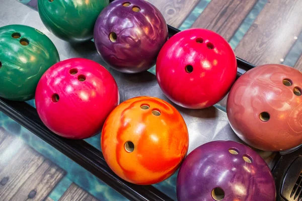 Çeşitli coloful bowling topları.