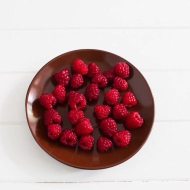 Olgun ahududu kahverengi plaka.