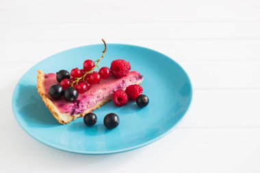 Frenk üzümü tart mavi tabak.