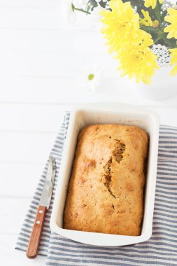 Limonlu kek çizgili masa örtüsü.