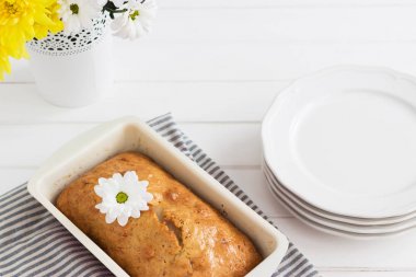 Limonlu kek çizgili masa örtüsü.