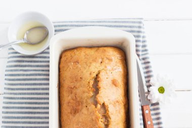 Lezzetli sırlı limonlu kek.