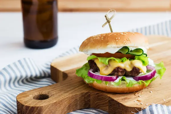 Välsmakande hamburgare nötkött — Stockfoto