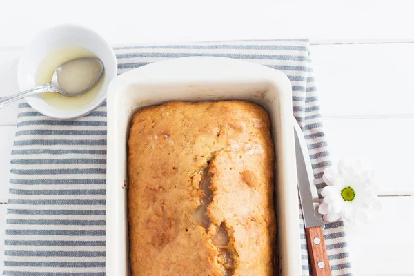 Lezzetli sırlı limonlu kek.