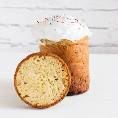 Rus Paskalya ekmek swiss beze yuvarlak kesim..