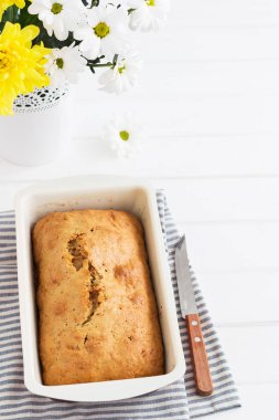 Limonlu kek çizgili masa örtüsü.