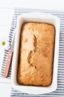 Lezzetli sırlı limonlu kek.