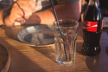 Beyaz beyaz adam köpüklü su.