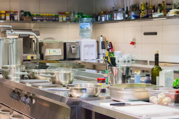 Lugar de trabajo restaurante cocina . — Foto de Stock