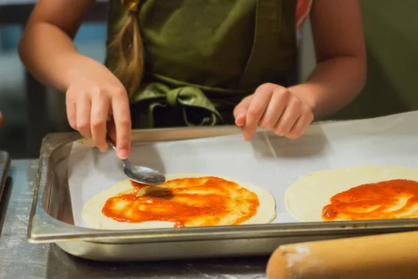 Процес приготування тіста для піци . — стокове фото
