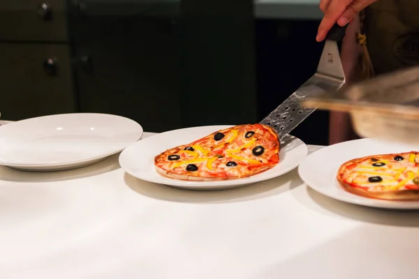 Ronde pizza witte tabelgedeelte. — Stockfoto