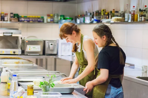 Dama dwa dziewczynka warsztat restauracja. — Zdjęcie stockowe