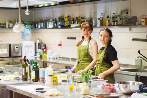 Dama dwa dziewczynka warsztat restauracja. — Zdjęcie stockowe