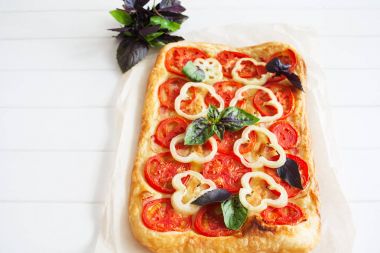 Kırmızı restangle pizza.