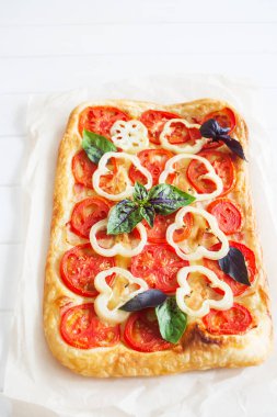 Kırmızı restangle pizza.