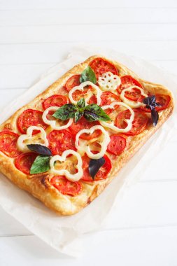Kırmızı restangle pizza.