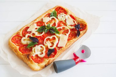 Kırmızı iç pizza.