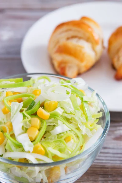 Salat mit Käsecroissant. — Stockfoto