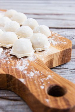 Gri ahşap zemin üzerine Rus mantı.