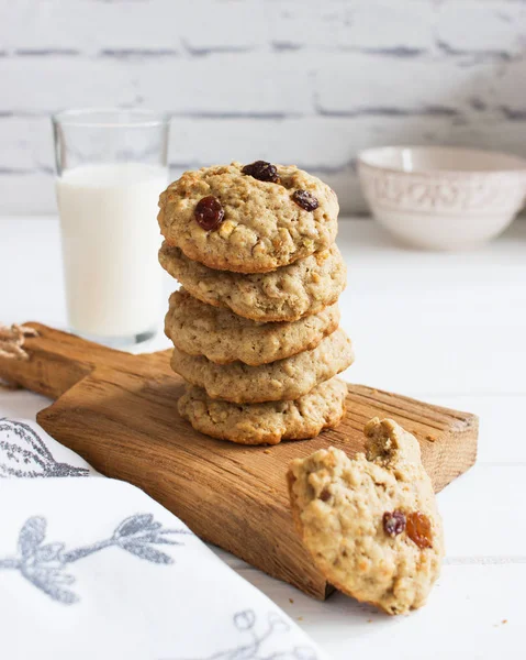 Ovesné vločky cookies rozinky mléko. — Stock fotografie