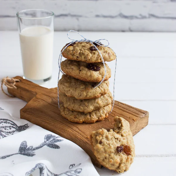 Ovesné vločky cookies rozinky mléko. — Stock fotografie