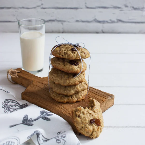 Oatmeal cookies raisin milk. — Stock Photo, Image