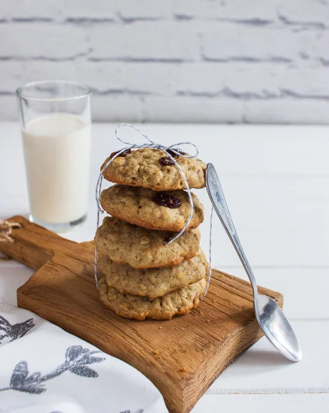 Oatmeal cookies raisin milk. — Stock Photo, Image