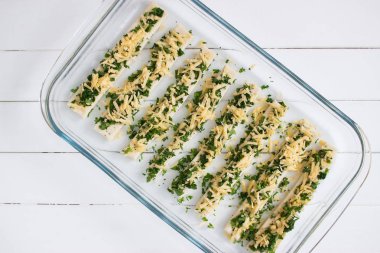 Adım puf böreği şerit peynir cam pan.