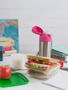 Okul kahvaltı meyve sandviç.