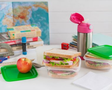 Okul kahvaltı meyve sandviç.