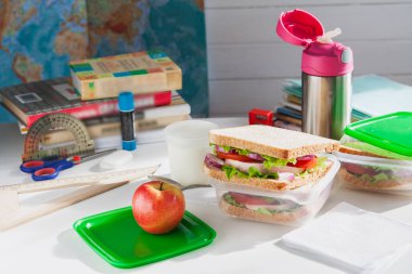 Okul kahvaltı meyve sandviç.