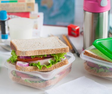 Okul kahvaltı meyve sandviç.