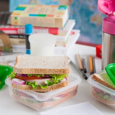 Okul kahvaltı meyve sandviç.