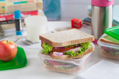 Okul kahvaltı meyve sandviç.