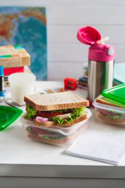 Okul kahvaltı meyve sandviç.