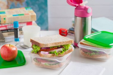 Okul kahvaltı meyve sandviç.