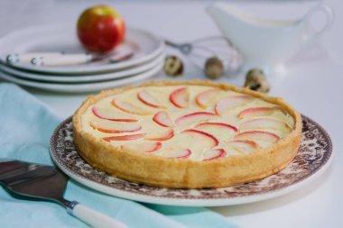 Elmalı tart bir tablo.